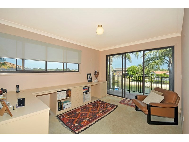 9 Pilot Court, Mermaid Waters QLD 4218