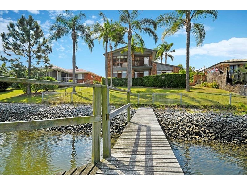 9 Pilot Court, Mermaid Waters QLD 4218