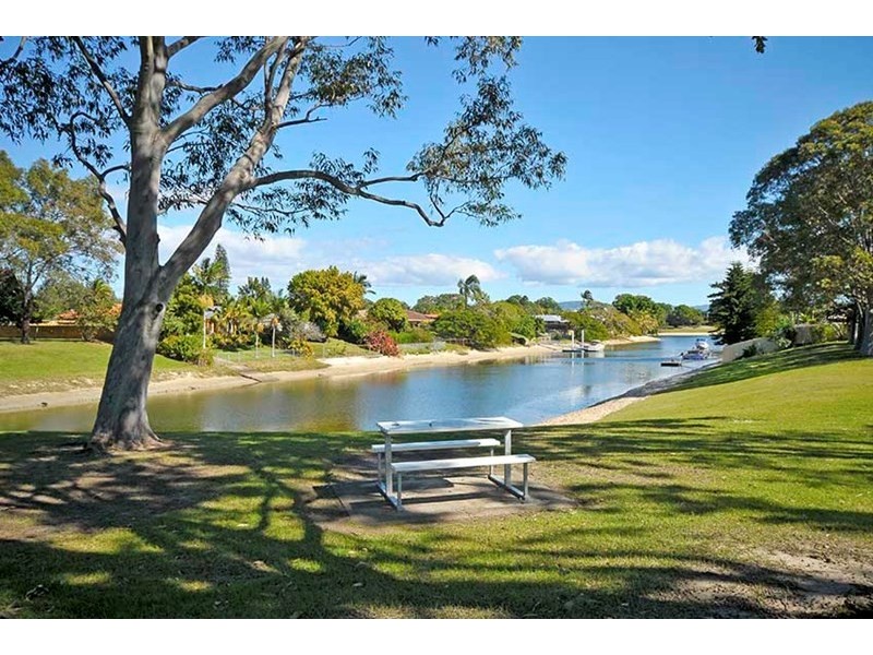 63 Alec Avenue, Mermaid Waters QLD 4218