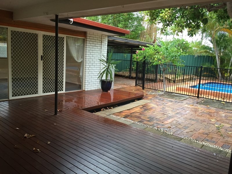 73 Clear Island Road, Broadbeach Waters QLD 4218