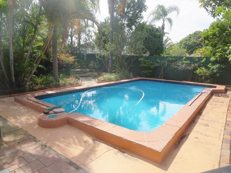 73 Clear Island Road, Broadbeach Waters QLD 4218