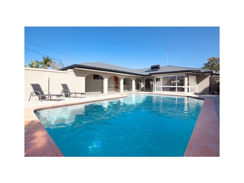 4 Grant Place, Broadbeach Waters QLD 4218