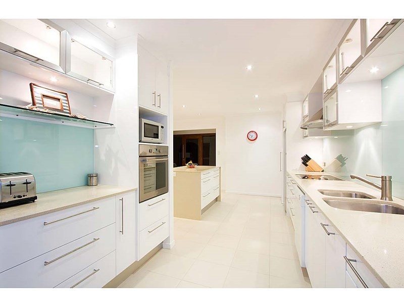 4 Grant Place, Broadbeach Waters QLD 4218