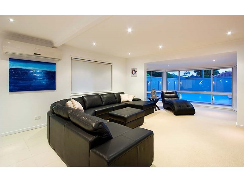 4 Grant Place, Broadbeach Waters QLD 4218