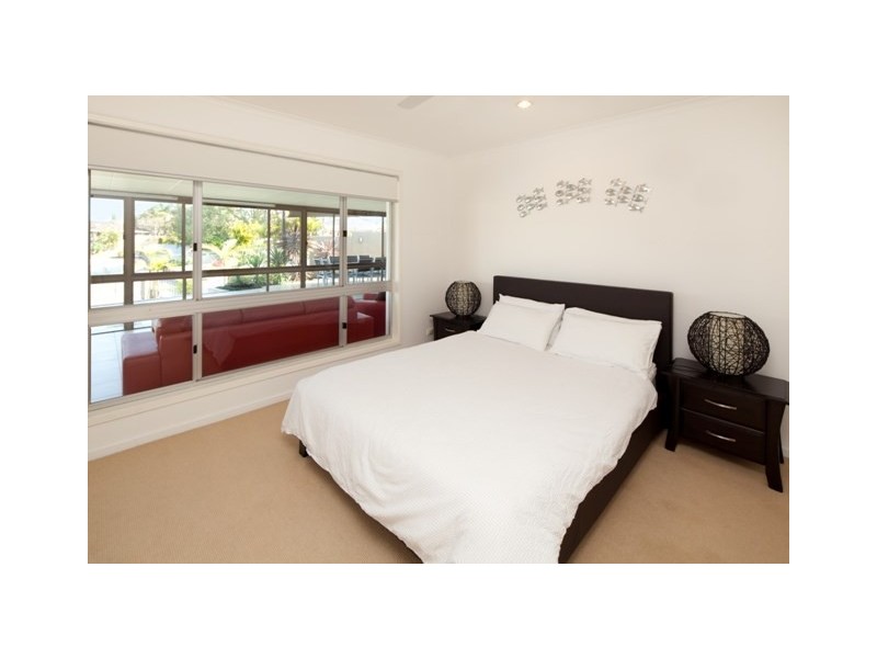 4 Grant Place, Broadbeach Waters QLD 4218