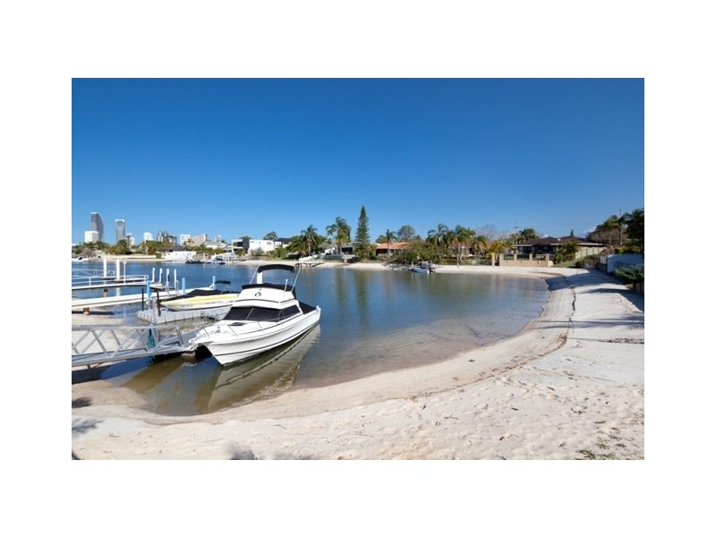 4 Grant Place, Broadbeach Waters QLD 4218