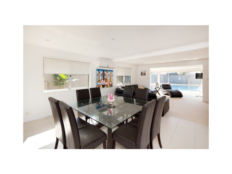 4 Grant Place, Broadbeach Waters QLD 4218