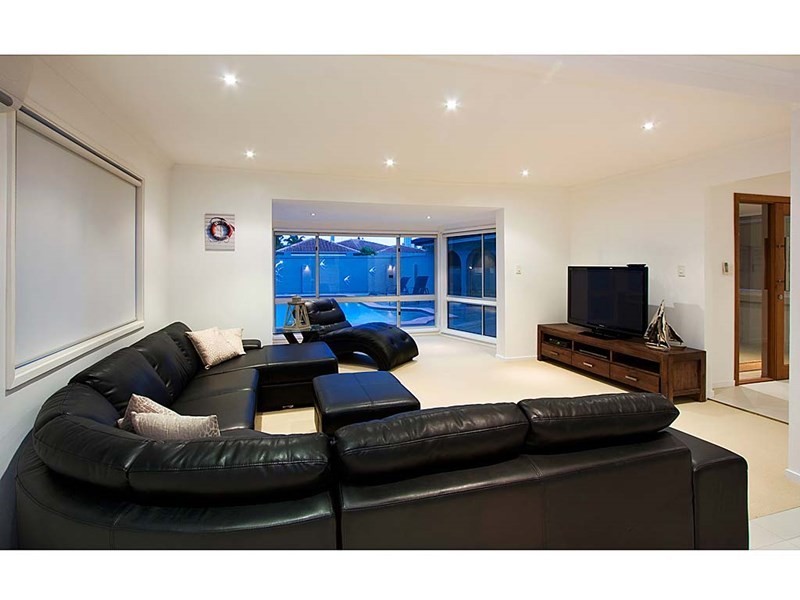 4 Grant Place, Broadbeach Waters QLD 4218