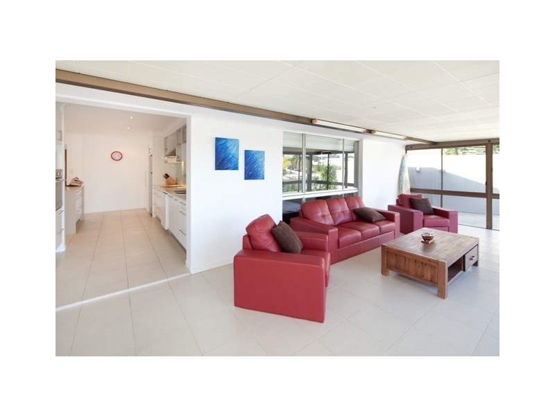 4 Grant Place, Broadbeach Waters QLD 4218