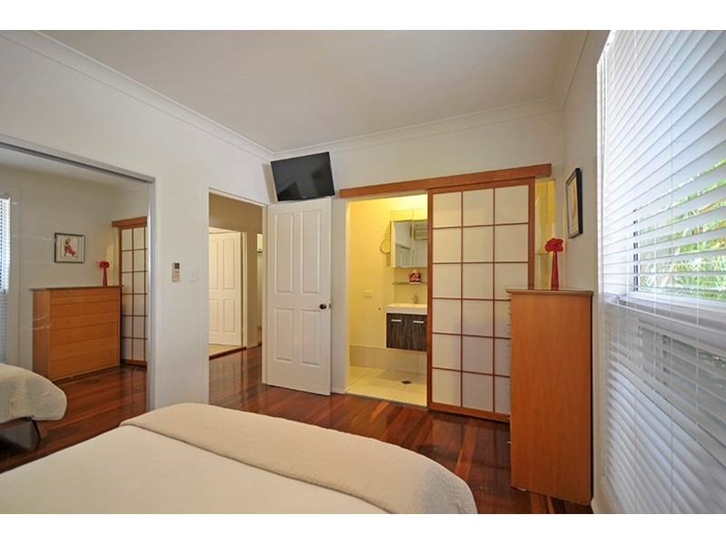 1 Karina Crescent, Broadbeach Waters QLD 4218