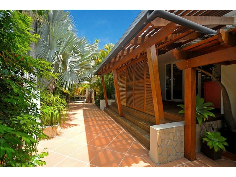 1 Karina Crescent, Broadbeach Waters QLD 4218