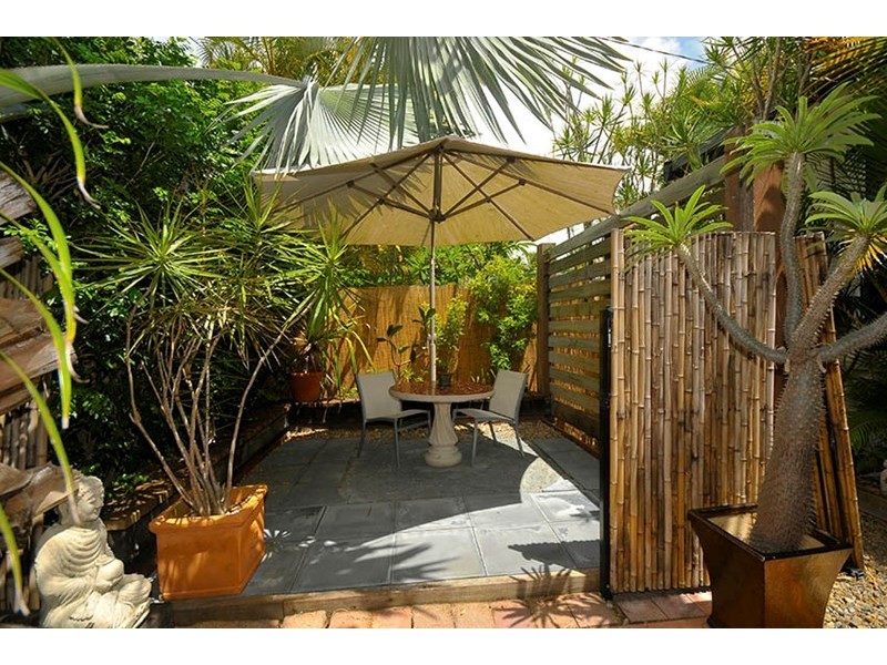 1 Karina Crescent, Broadbeach Waters QLD 4218