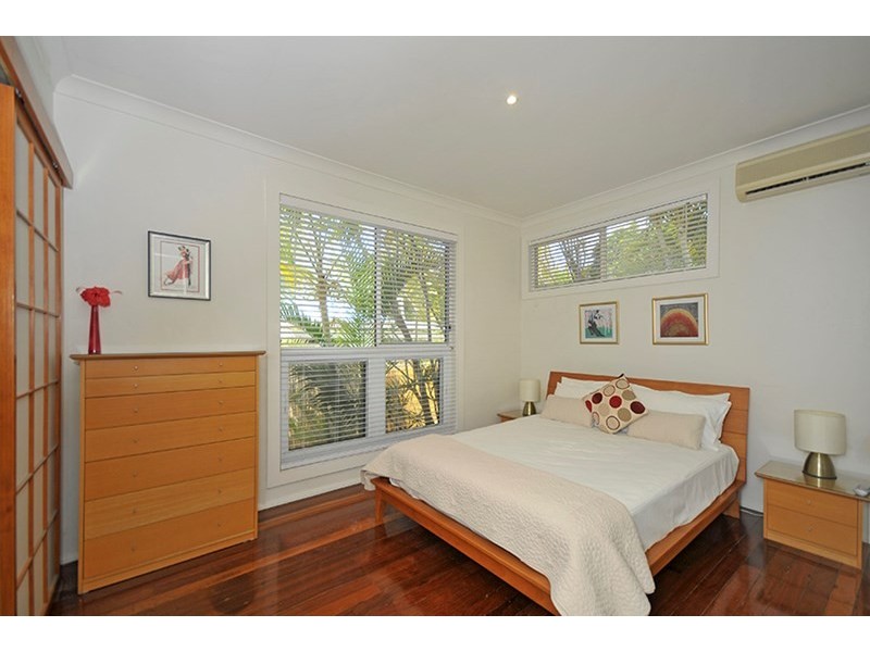 1 Karina Crescent, Broadbeach Waters QLD 4218