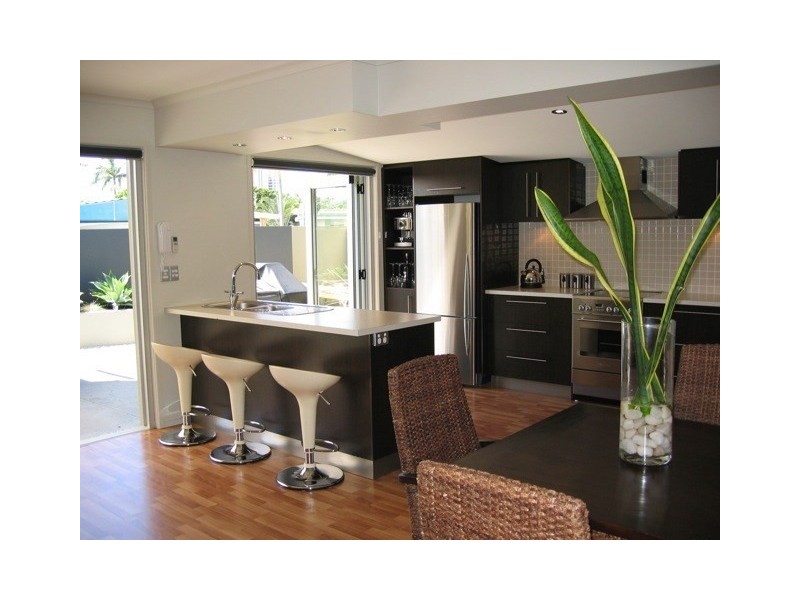 21 Naranga Avenue, Broadbeach Waters QLD 4218