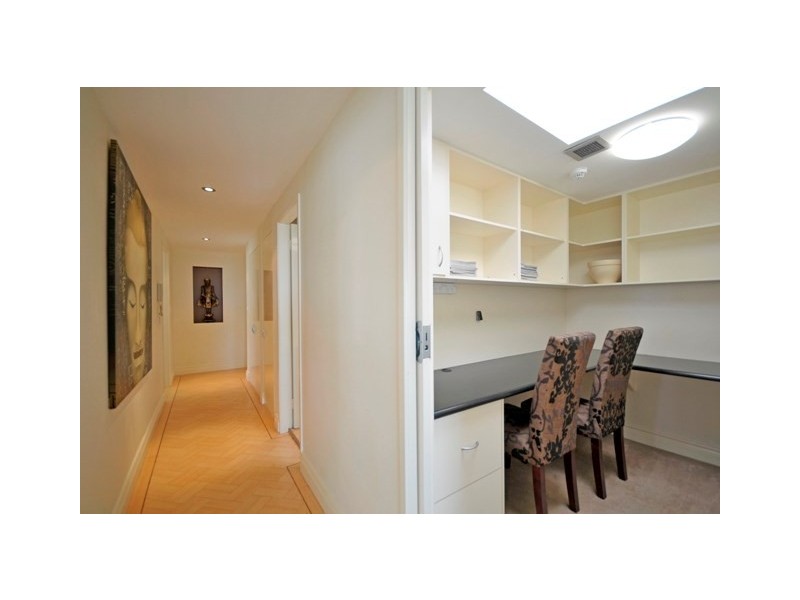 Apt 42, 18 Macarthur Parade “Yachting Towers”, Main Beach QLD 4217