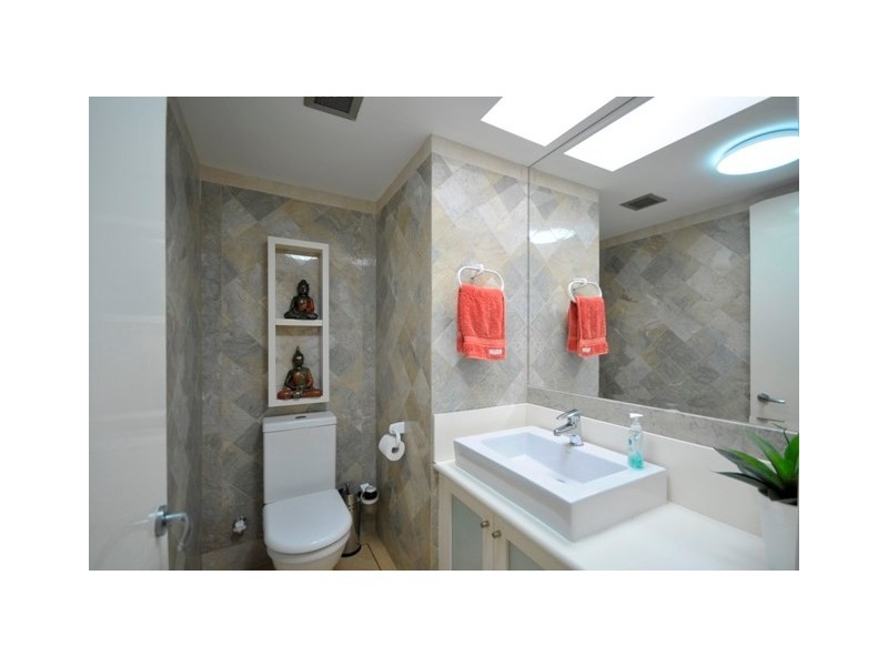 Apt 42, 18 Macarthur Parade “Yachting Towers”, Main Beach QLD 4217