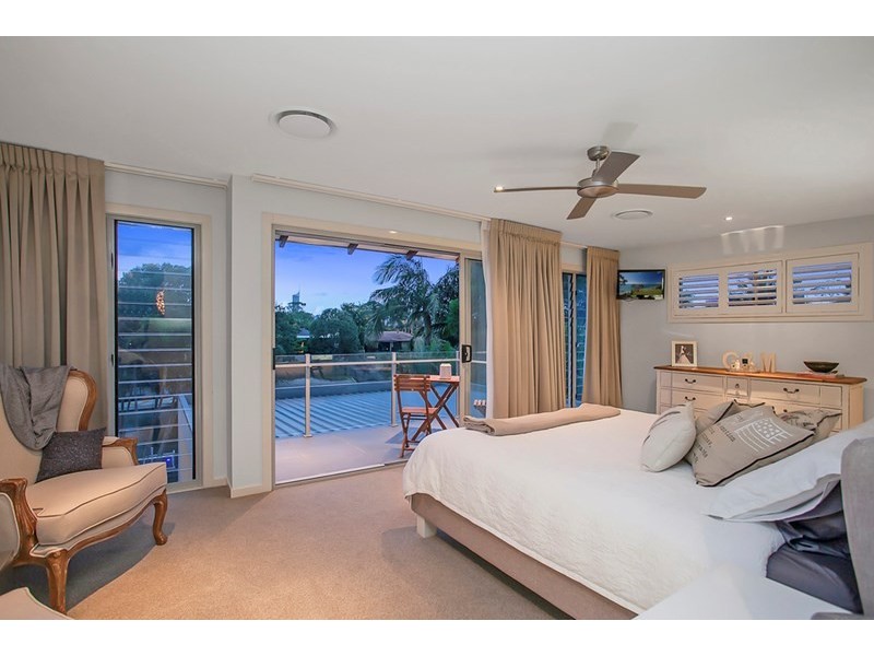 7 Coobowie Street, Broadbeach Waters QLD 4218