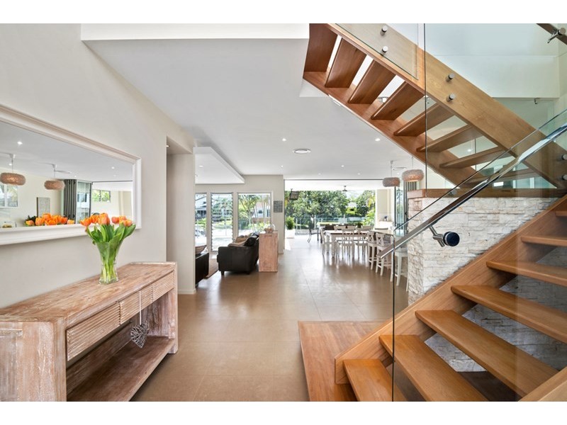 7 Coobowie Street, Broadbeach Waters QLD 4218