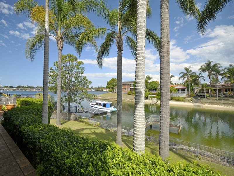 9 Pilot Court, Mermaid Waters QLD 4218