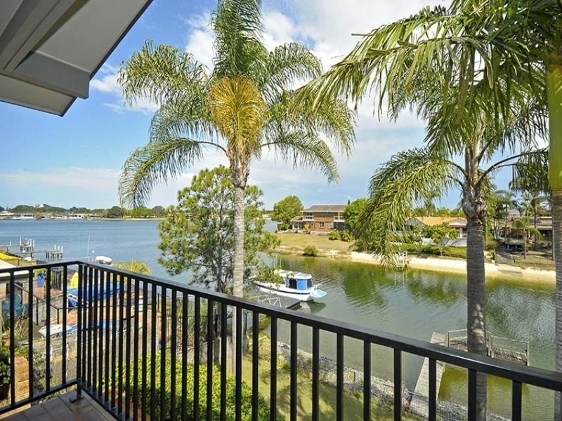 9 Pilot Court, Mermaid Waters QLD 4218