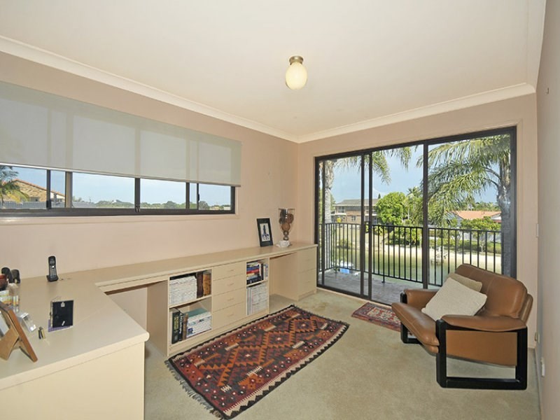 9 Pilot Court, Mermaid Waters QLD 4218
