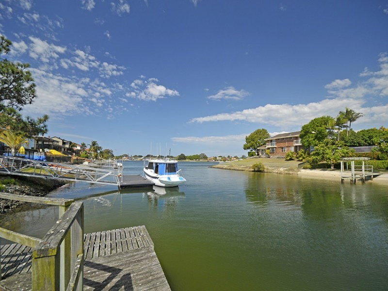 9 Pilot Court, Mermaid Waters QLD 4218