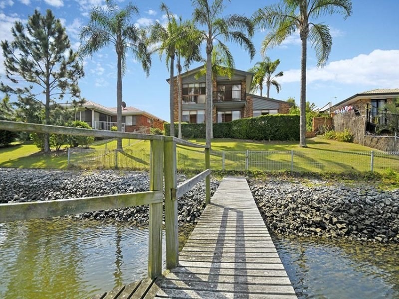 9 Pilot Court, Mermaid Waters QLD 4218