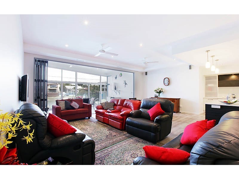 18 Merrimac Boulevard, Broadbeach Waters QLD 4218