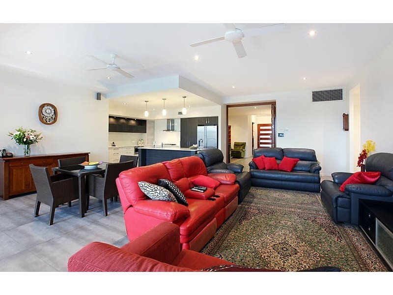 18 Merrimac Boulevard, Broadbeach Waters QLD 4218