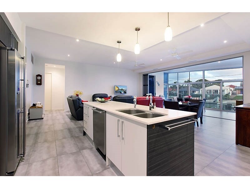 18 Merrimac Boulevard, Broadbeach Waters QLD 4218