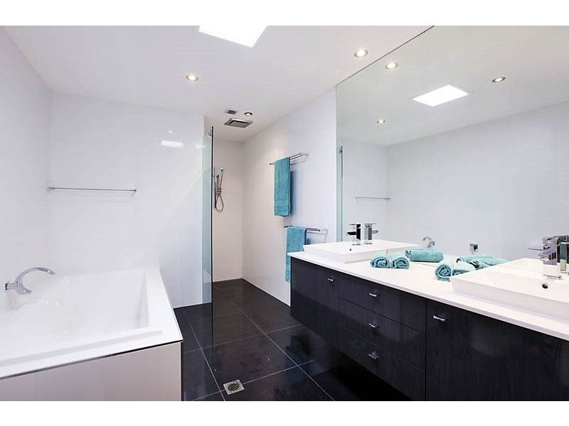 18 Merrimac Boulevard, Broadbeach Waters QLD 4218