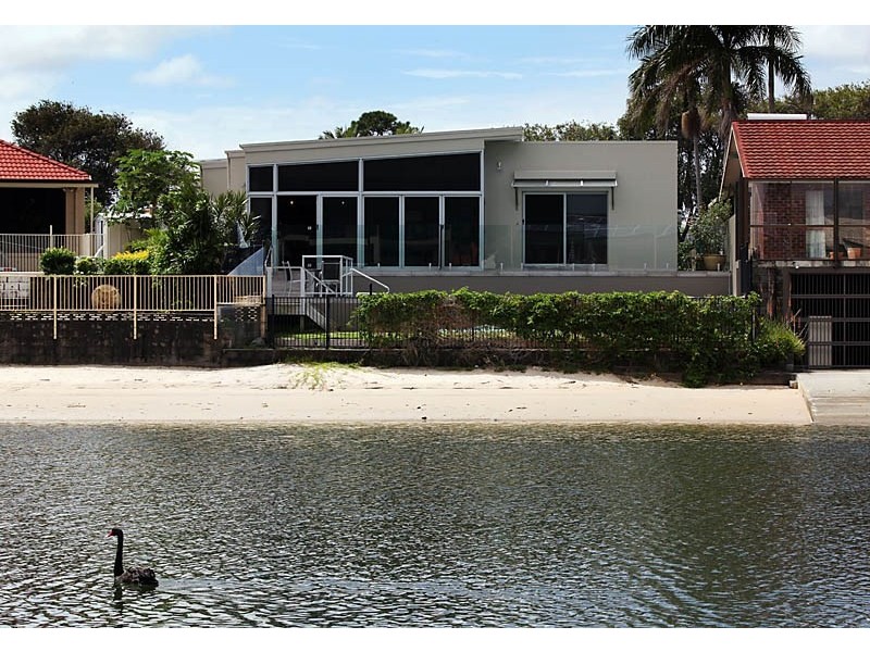 18 Merrimac Boulevard, Broadbeach Waters QLD 4218