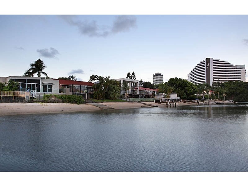 18 Merrimac Boulevard, Broadbeach Waters QLD 4218