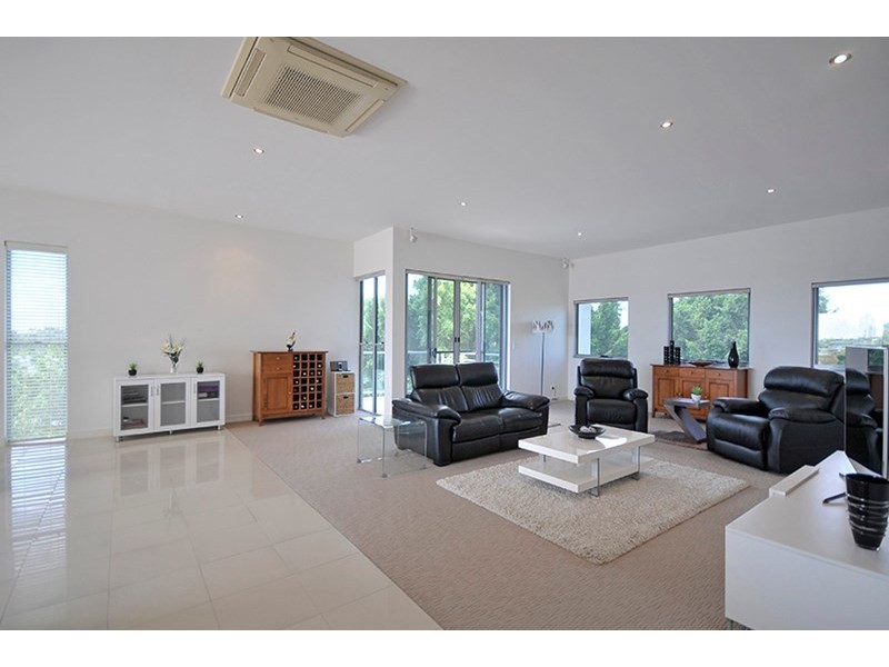 18/10 Valbonne Avenue, Varsity Lakes QLD 4227