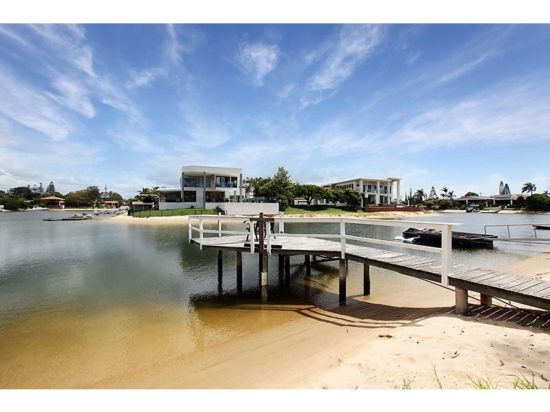 11 Andrea Avenue, Broadbeach QLD 4218