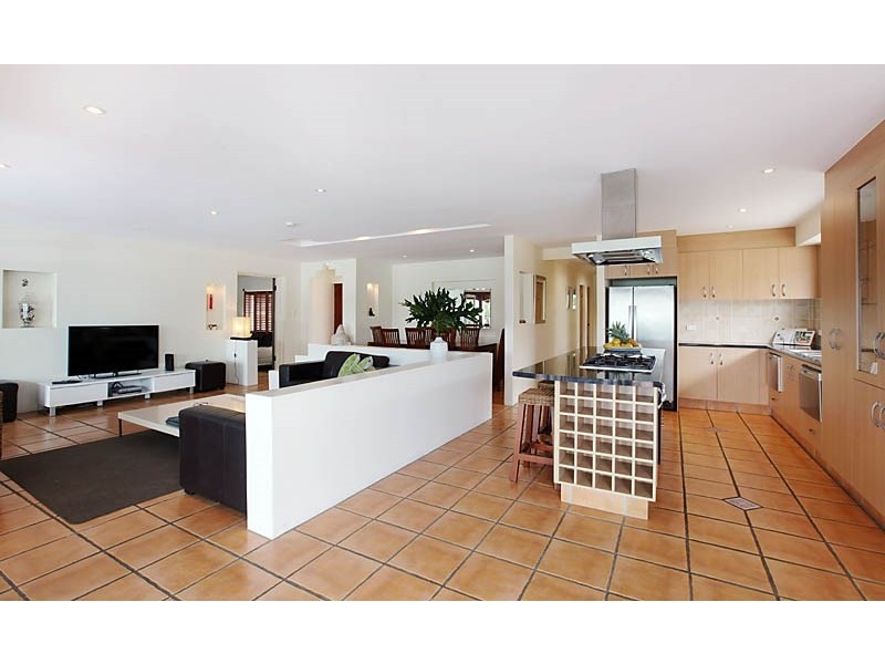 11 Andrea Avenue, Broadbeach QLD 4218