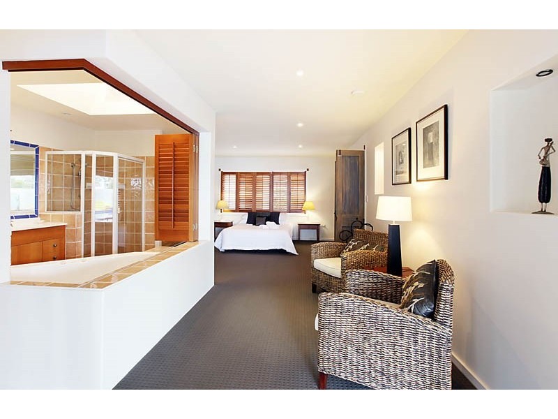 11 Andrea Avenue, Broadbeach QLD 4218