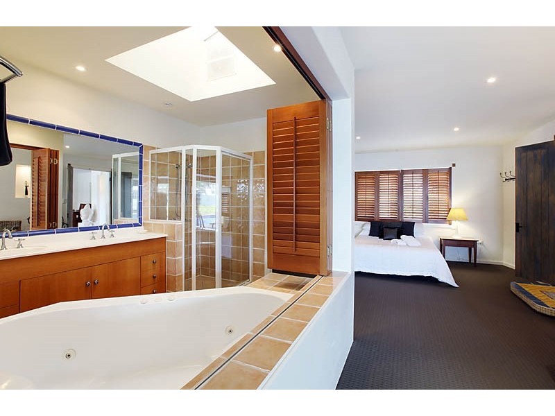 11 Andrea Avenue, Broadbeach QLD 4218