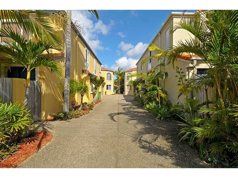 2/2028 Gold Coast Highway, Miami QLD 4220