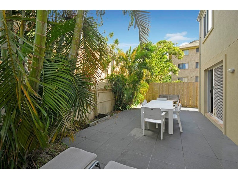 2/2028 Gold Coast Highway, Miami QLD 4220