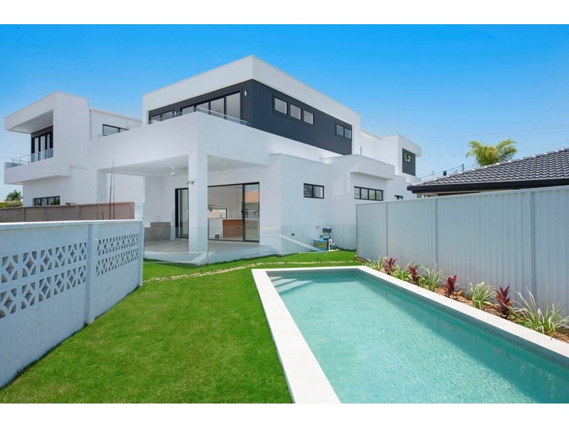 2a Meredith Drive, Broadbeach Waters QLD 4218