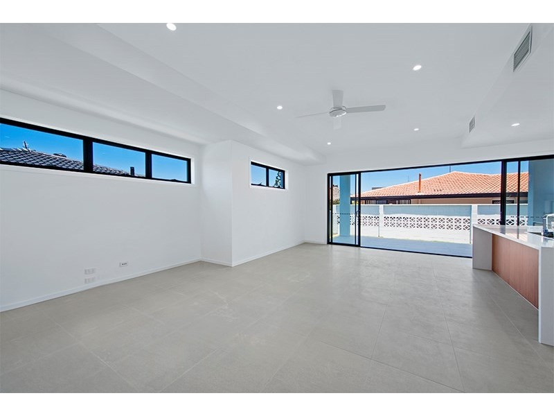 2a Meredith Drive, Broadbeach Waters QLD 4218