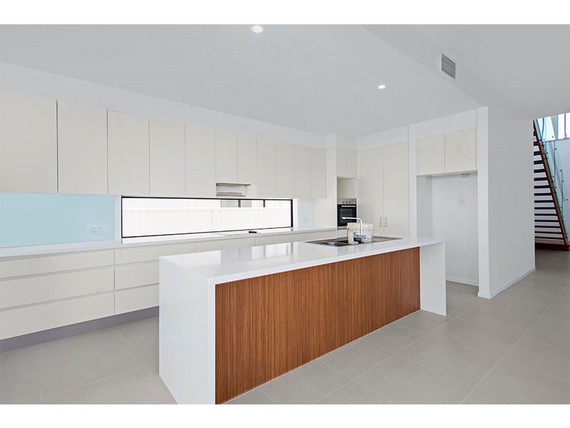 2a Meredith Drive, Broadbeach Waters QLD 4218