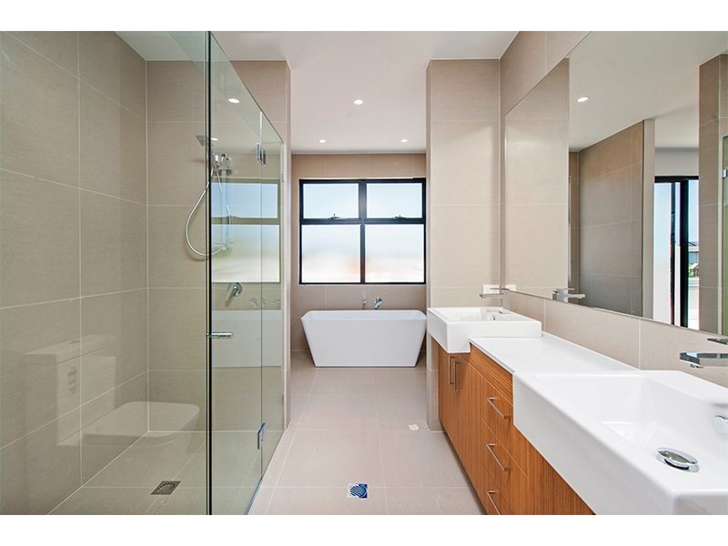 2a Meredith Drive, Broadbeach Waters QLD 4218