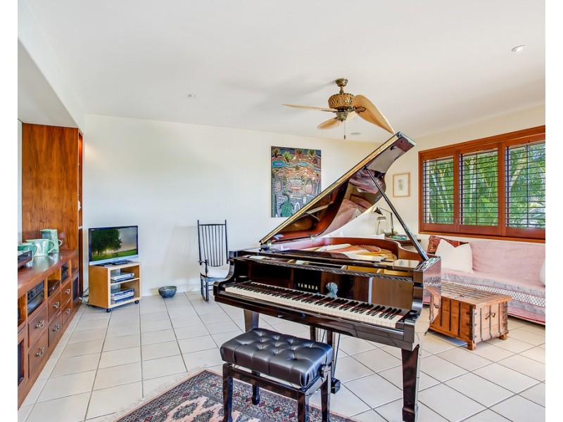 17 Savoy Drive, Broadbeach Waters QLD 4218