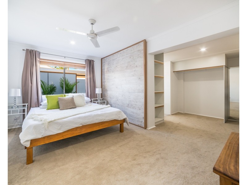 42 Allambi Avenue, Broadbeach Waters QLD 4218