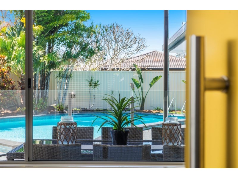 140 Sunshine Boulevard, Mermaid Waters QLD 4218