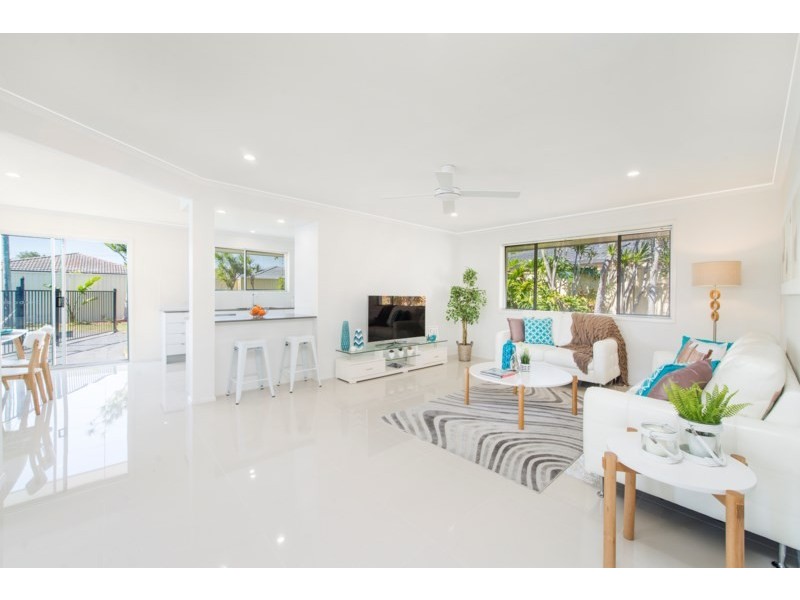 140 Sunshine Boulevard, Mermaid Waters QLD 4218