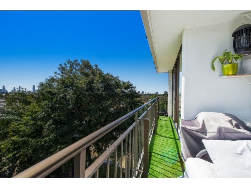 33E/13 Fairway Drive, Clear Island Waters QLD 4226