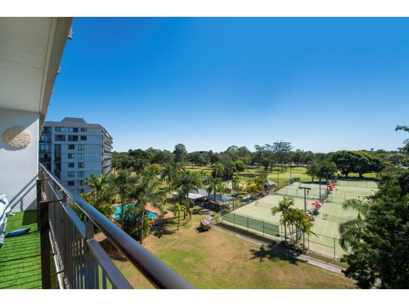 33E/13 Fairway Drive, Clear Island Waters QLD 4226